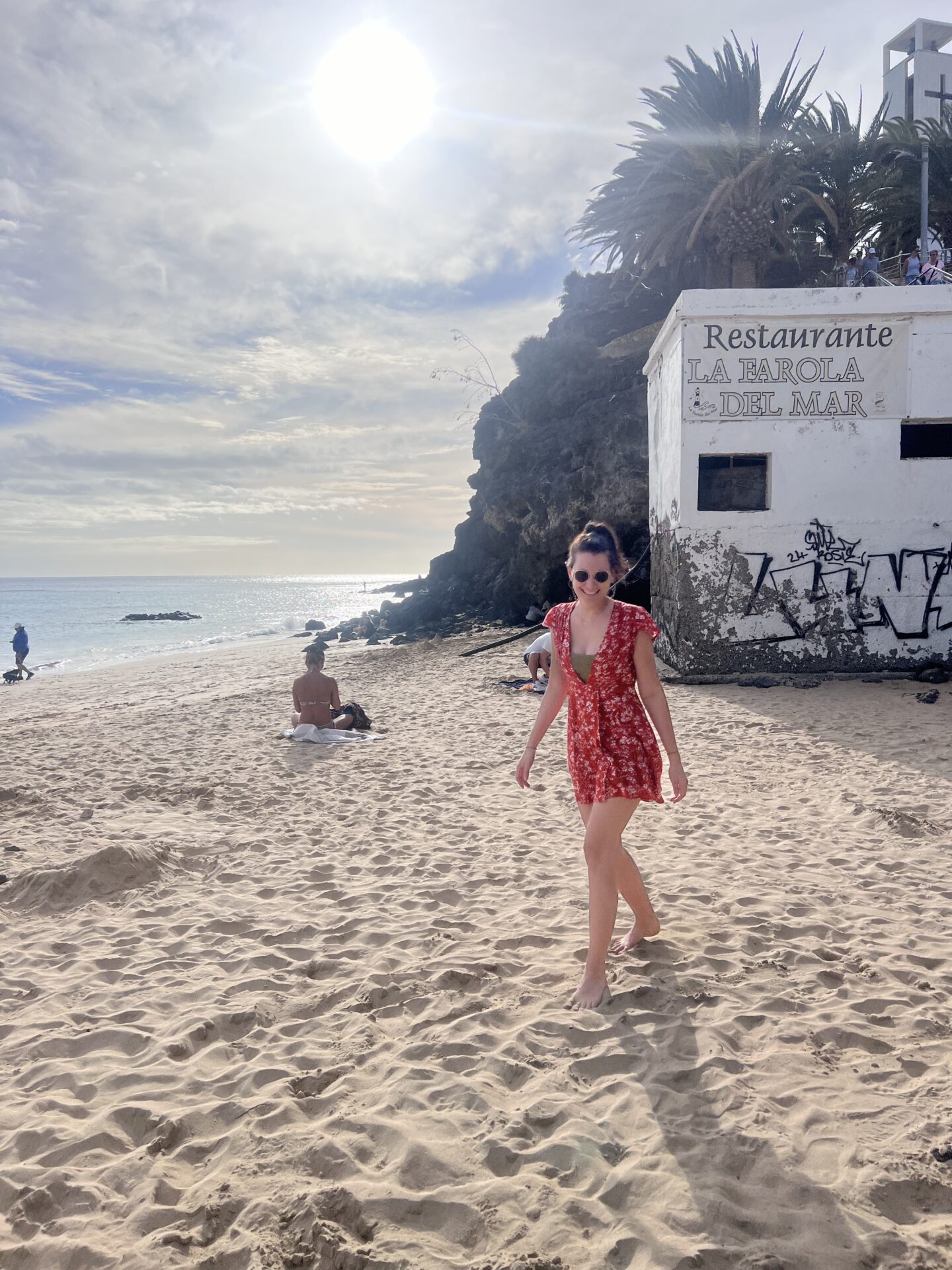 Liliane Herzberg an einem Strand. Sie trägt ein kurzes Kleid und strahlt. So könnte Sichtbarkeit aussehen. 