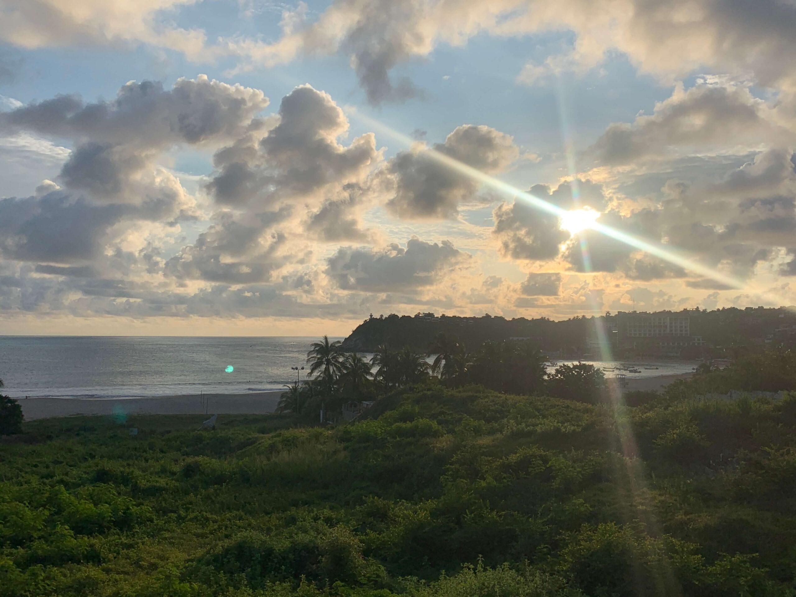 Bild von Meer, Strand, Palmen im Sonnenuntergang. Die Texterin zeigt hier ihre Liebe zum Meer. 