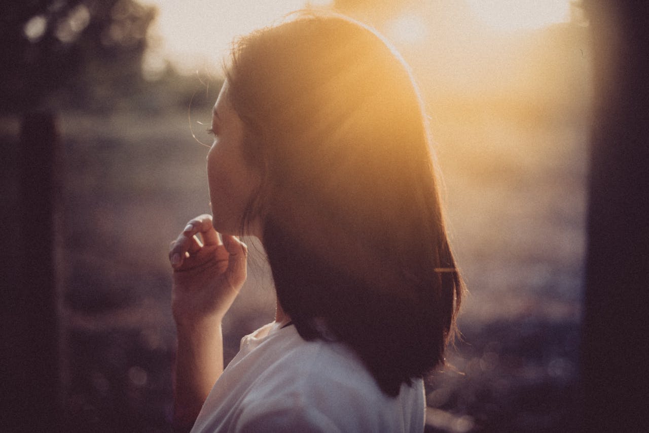 Achtsam leben, im Einklang mit der Natur - ungefähr das vermittelt die Silhouette einer Frau in der Abendsonne.