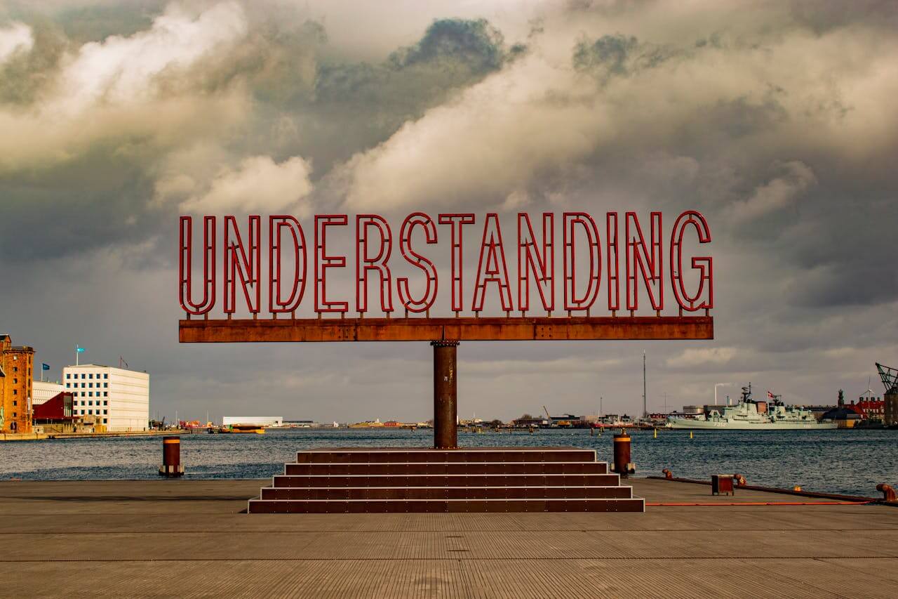 Ein Denkmal mit den Wort: Understanding. Damit ist gemeint: Tipps zum Verstehen der Sprüche Achtsamkeit.